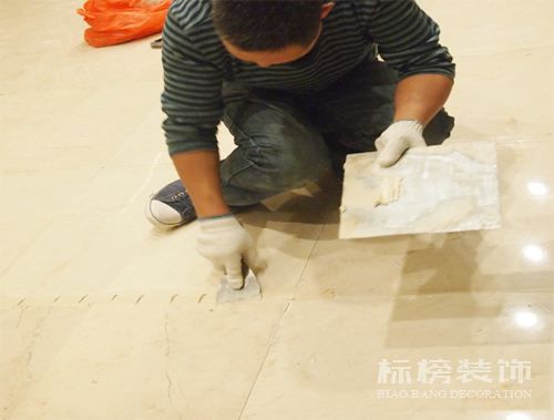 辦公室裝修瓷磚上鋪木地板可以嗎？